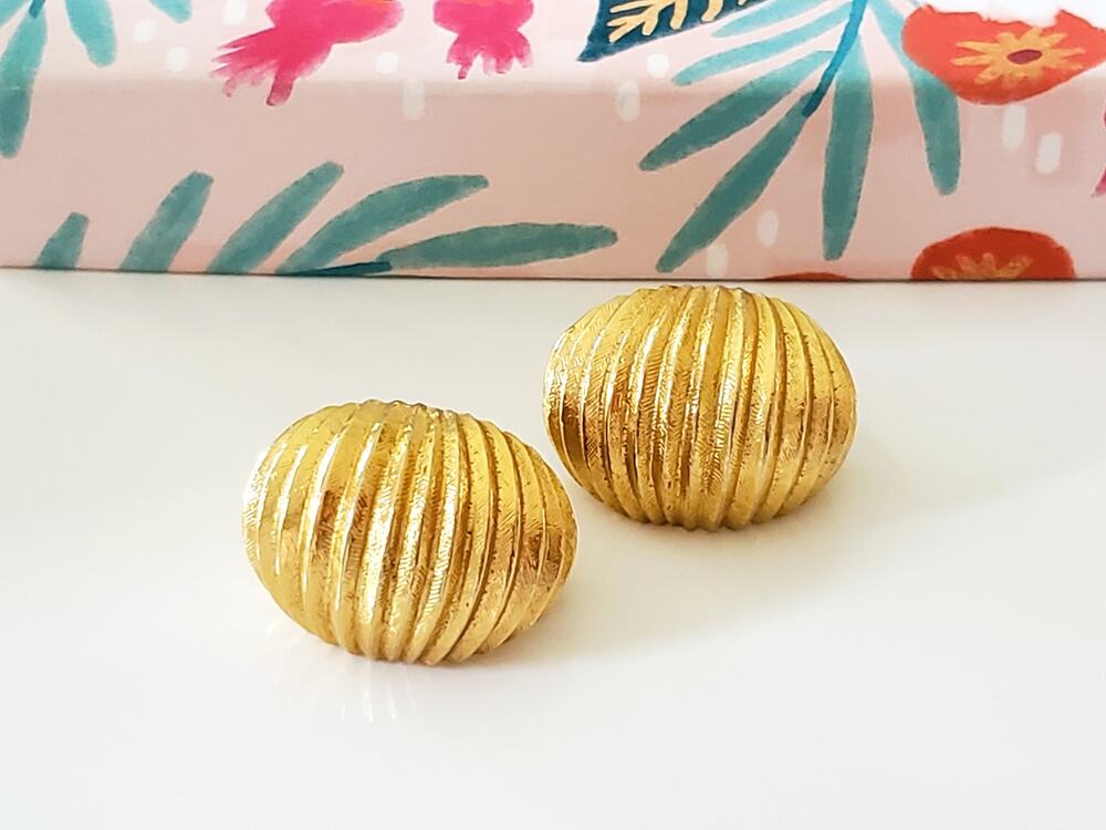 Vintage Trifari Armadillo Gold Tone Clip On Earrings